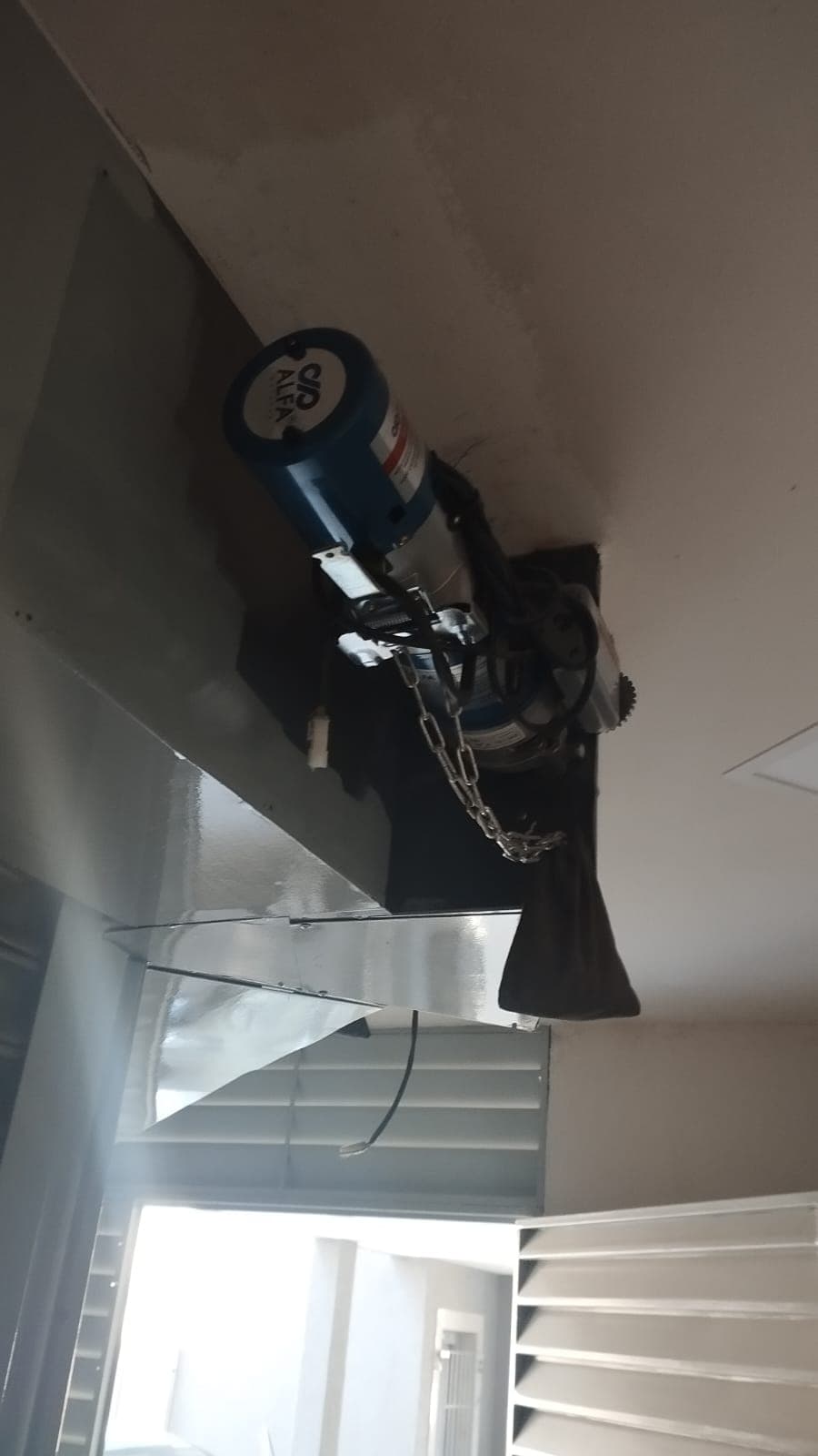 Mecanismo de portão eletrônico em regulagem tecnica