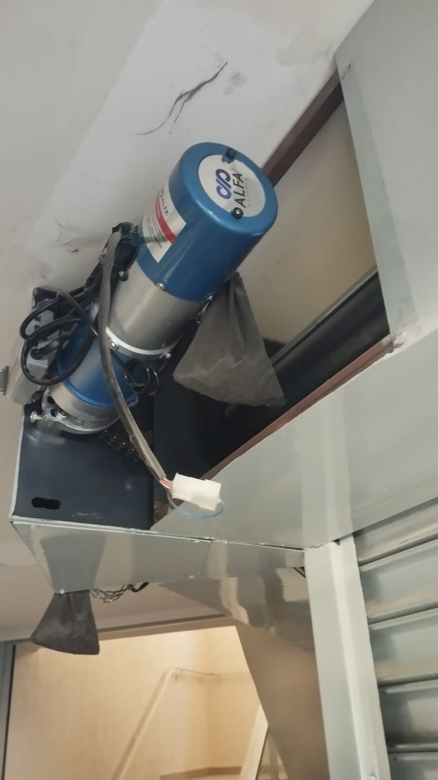 Motor Alfa instalado em porta de enrolar automatizada para loja e galpao