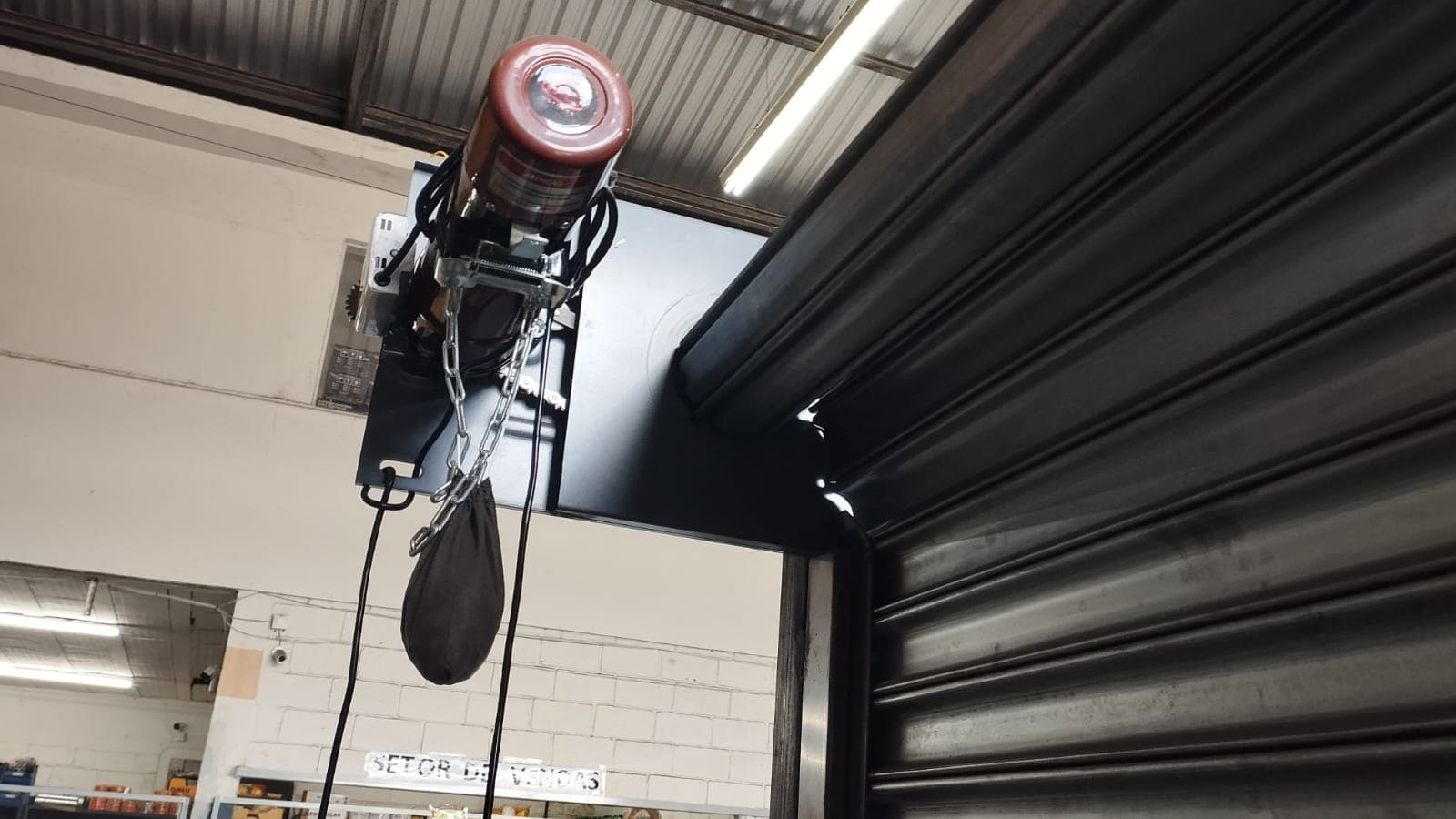 Motor instalado em porta de aco automatizada para loja