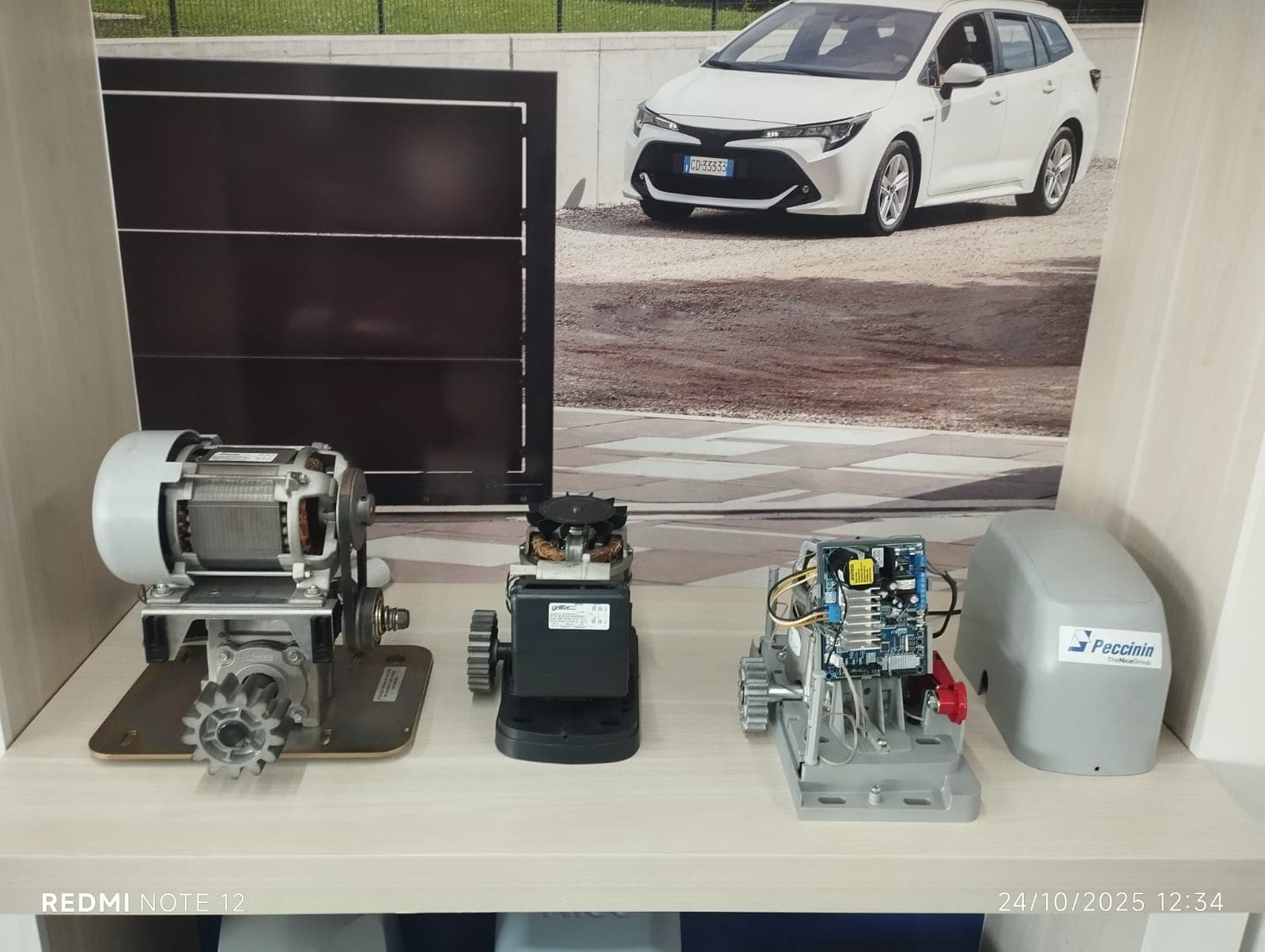 Motores para portão de correr expostos em showroom técnico