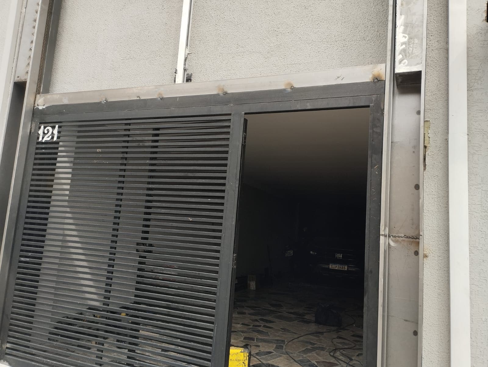 Portão de garagem instalado em fachada residencial