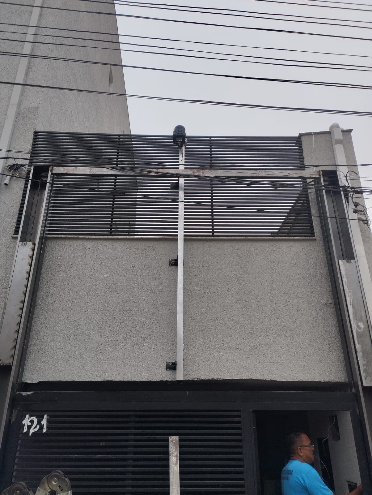 Estrutura metalica de portao predial em instalacao