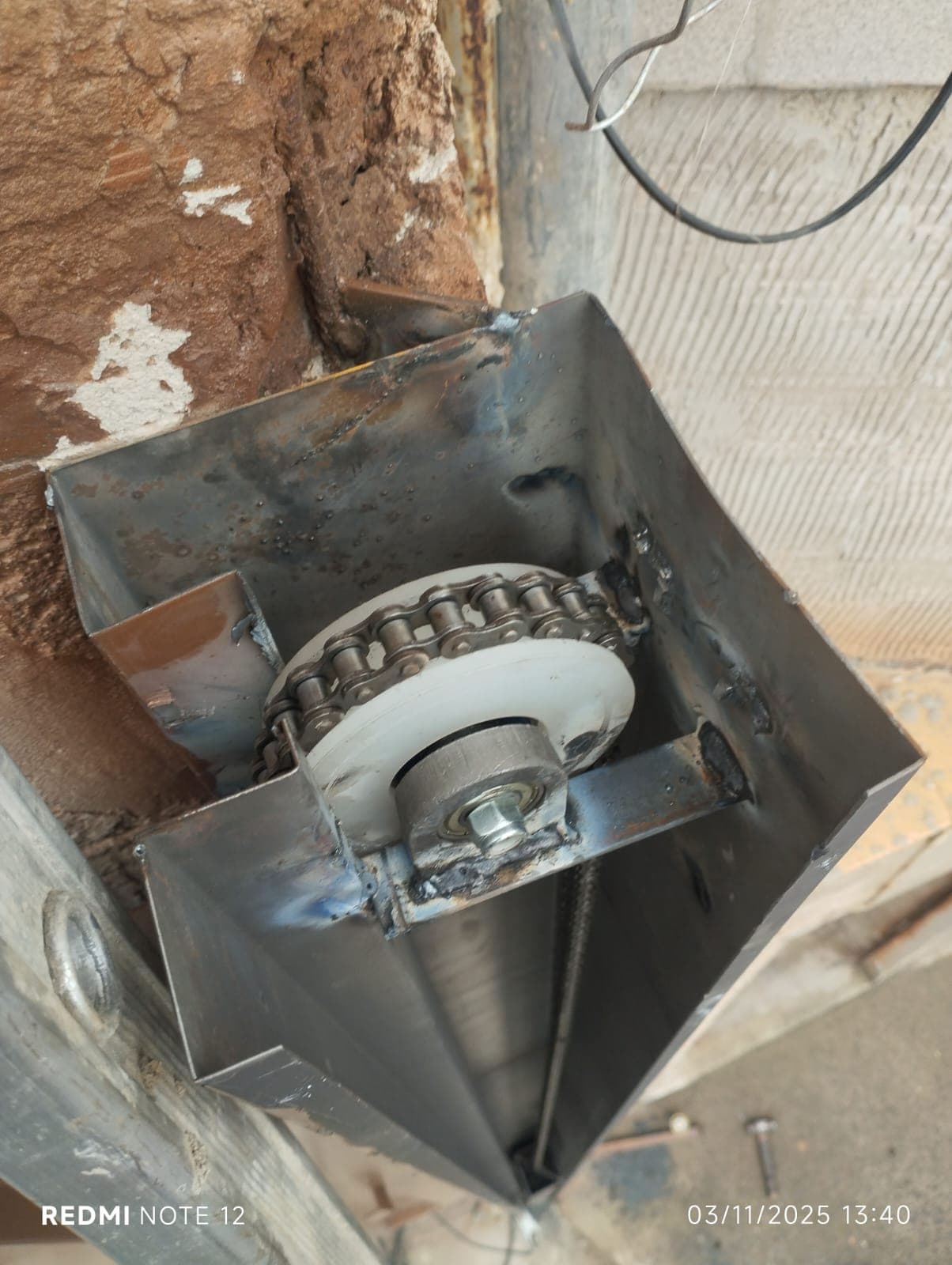 Roldana e corrente de porta de aco em detalhe
